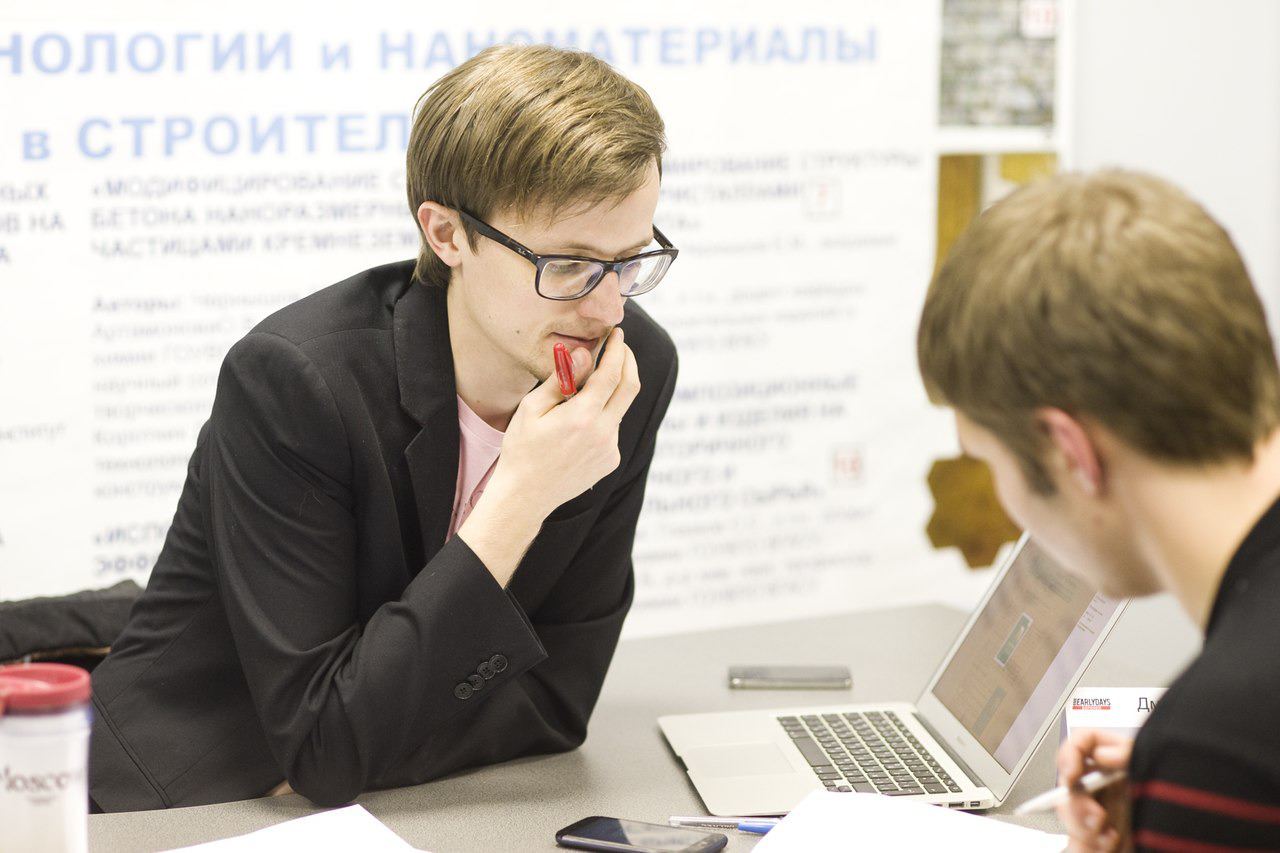 Dmitriy Provotorov shares his experience with young entrepreneurs during Earlydays event.