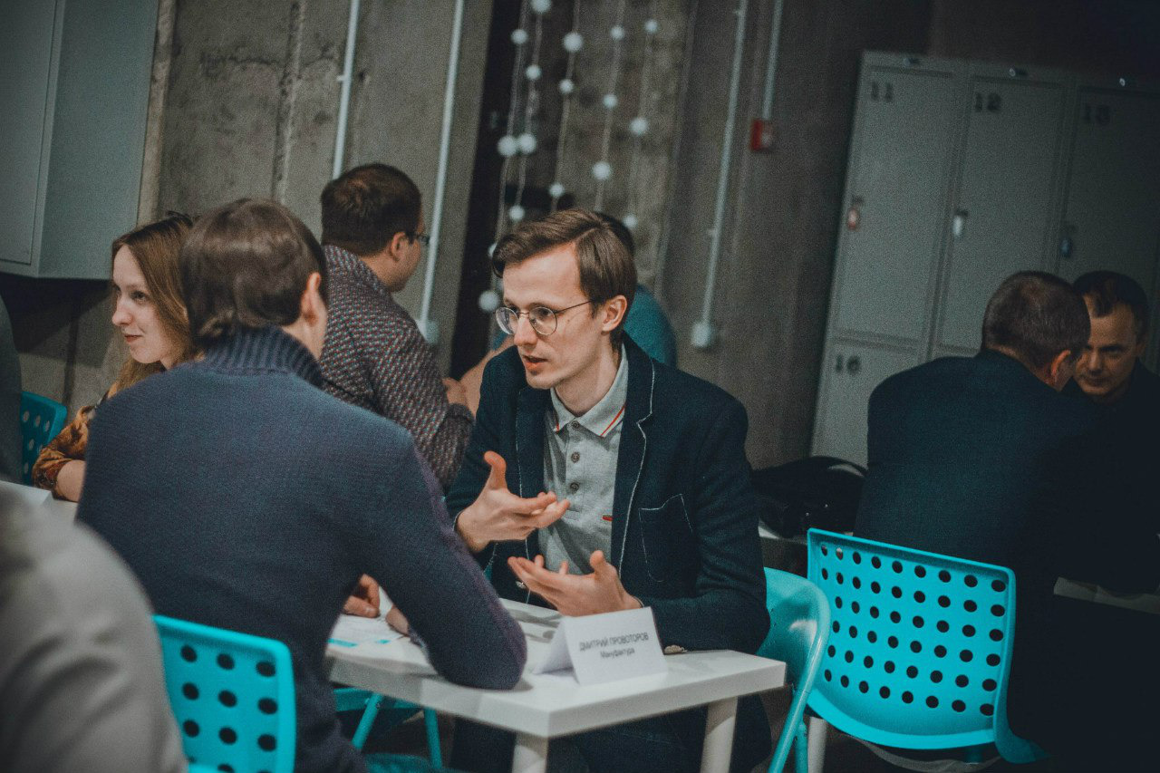 Dmitriy Provotorov gives expert advice to startup founders at IIDF mentor club.